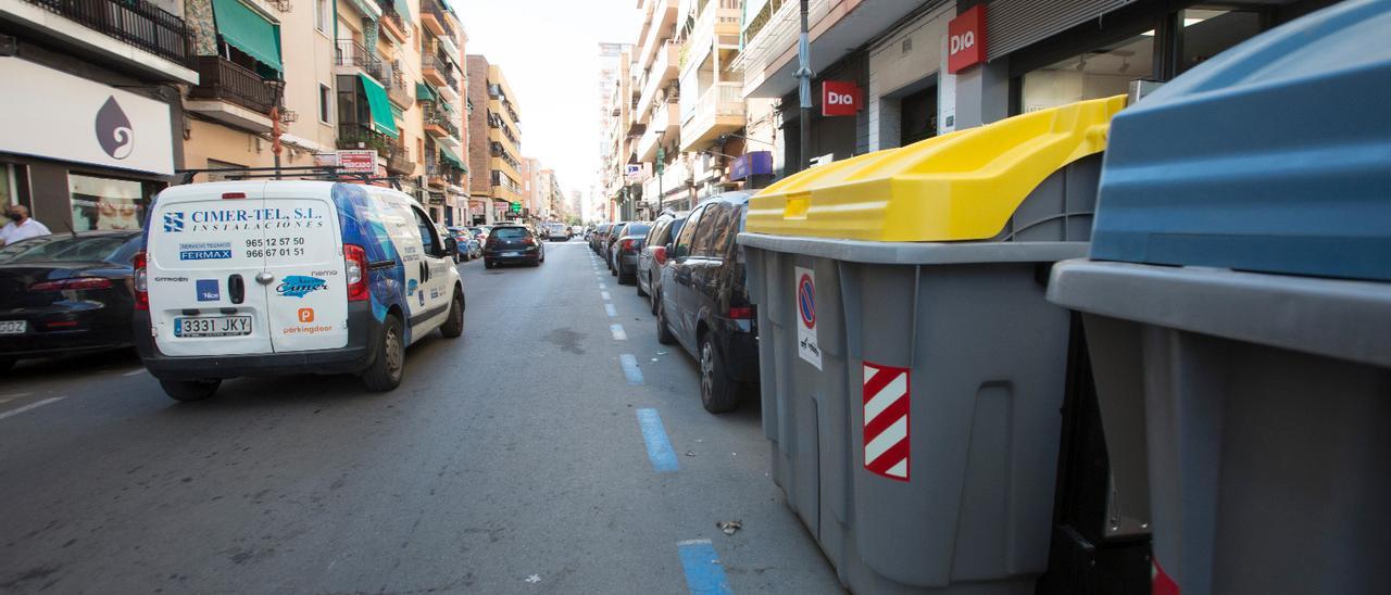 Una calle de Carolinas, con la calle que se pintó de azul antes de paralizarse el proyecto