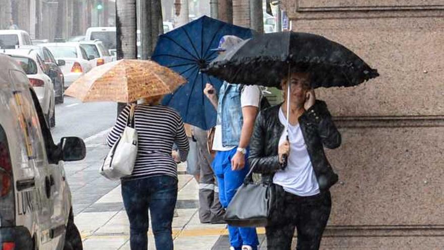 Los paraguas inundaron ayer la ciudad debido a la lluvia.