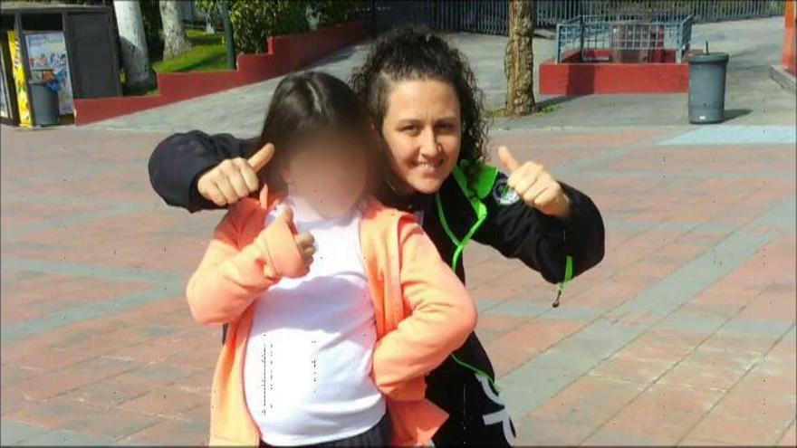 Mantiene escondida a su hija de diez años para protegerla