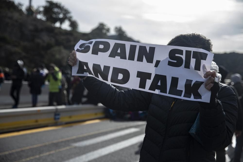 Una acció del Tsunami Democràtic talla l'AP-7 a la Jonquera