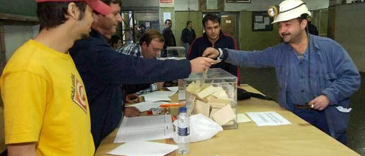 La votación en el pozo San Nicolás, durante las elecciones sindicales de Hunosa de 2006.