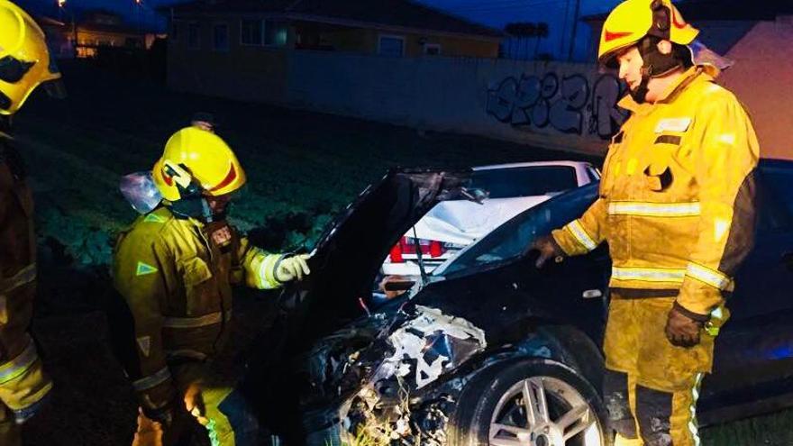 Los bomberos rescatan a tres conductores atrapados en dos accidentes en la CV-91 y CV-95