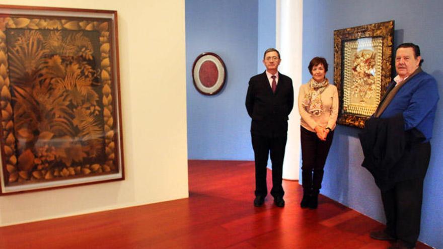 Elías de Mateo, Matilde Torres y José Javier de las Peñas, bisnieto de Emilia Rebollo, en la exposición sobre la artista en el MUPAM.