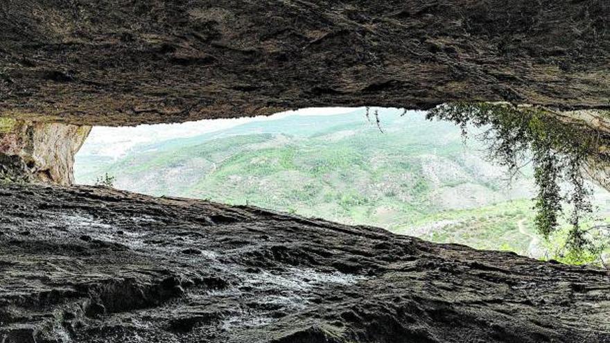 Imatge de la cova des de la zona de pícnic. j.g.