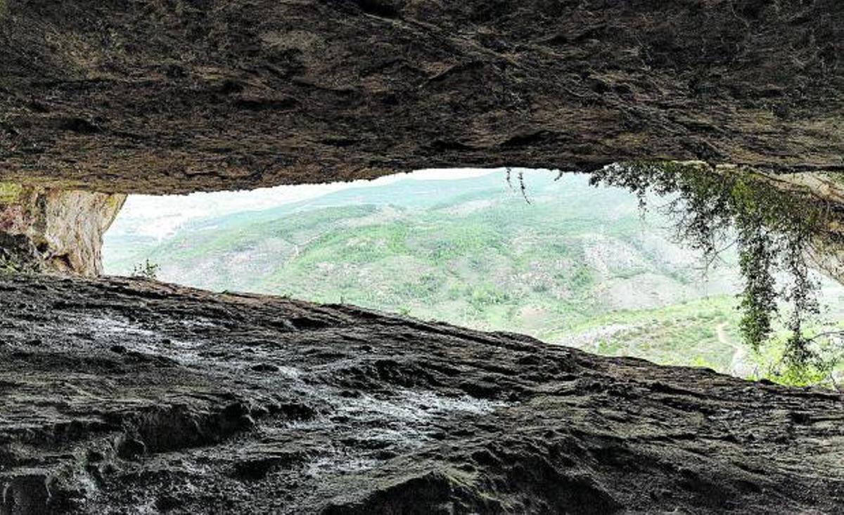 Imagen de la cueva desde la zona depicnic. j.g.