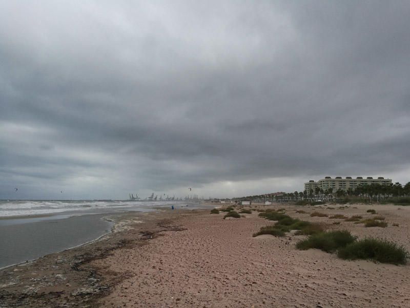 Olas de 2,5 metros invaden la playa de la Malvarrosa