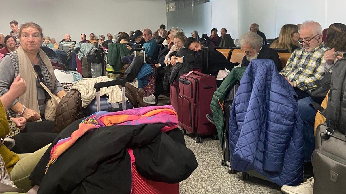 Medio centenar de jubilados, "tirados" durante cuatro horas en Atocha al cancelarse sus billetes del Imserso