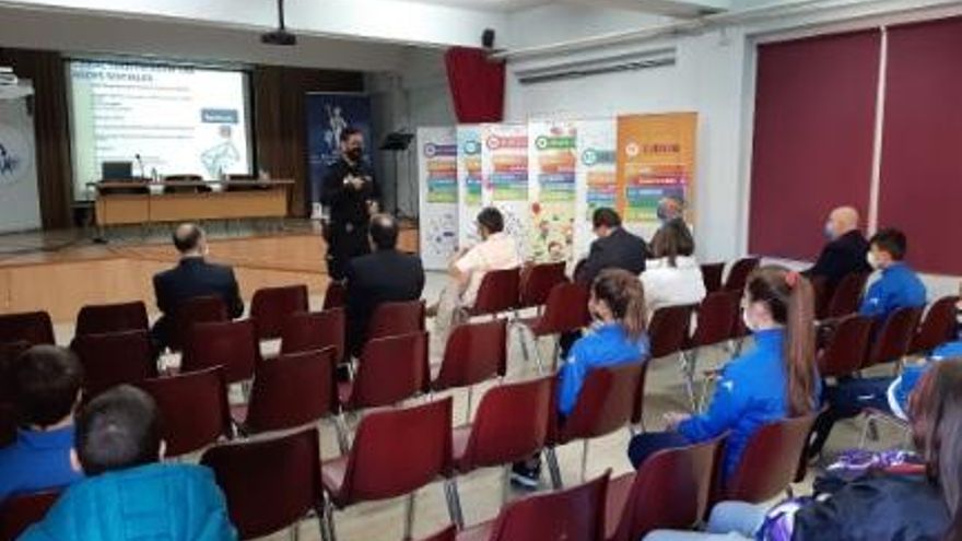 Charla impartida por un agente de la Policía Nacional en un centro educativo de la ciudad de Zaragoza.