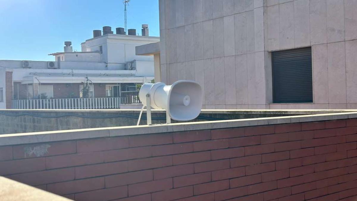 Altavoz instalado en la biblioteca municipal de Catarroja.