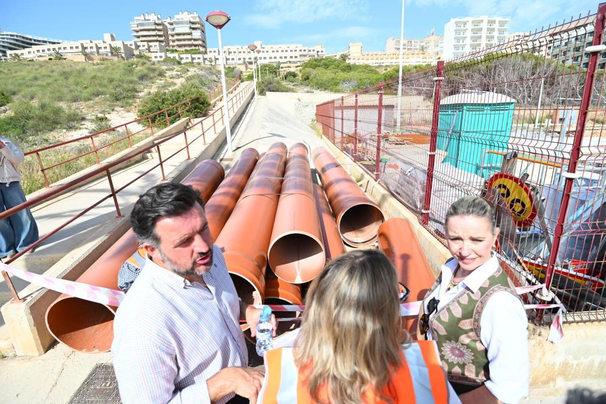 El alcalde con la edil de Distrito y la gerente de Aigües d'Elx en la visita a los trabajos en Arenales este miércoles