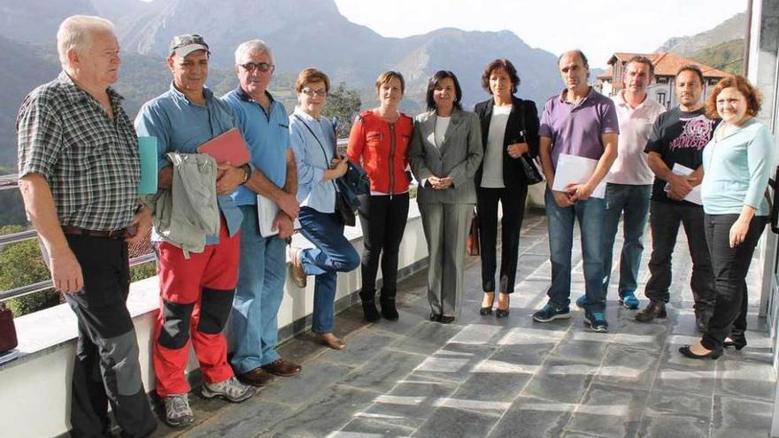 Amador Sánchez (parroquia rural de Sobrefoz), José Antonio García (representante de los colectivos conservacionistas), Pedro Carrio (Federación de Montaña), Nieves Uzal (hosteleros), Mercedes Traviesa, la consejera María Jesús Álvarez, Fina Álvarez (directora de Recursos Naturales, Víctor Ibáñez (concejal de Foro), Alejandro Alonso (ganadero), Miguel Ángel Díaz (concejal de IU) y Luisa Crespo (concejala del PSOE), ayer, en San Juan de Beleño.