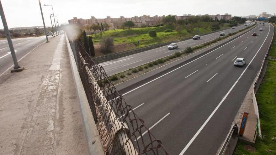 Puente sobre la autopista de Inca, en Son Cladera, desde el que el acusado lanzó las piedras.