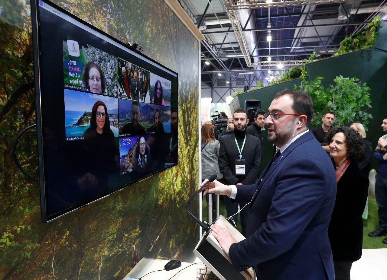 EN IMÁGENES: Así fue la visita de Adrián Barbón al estand de Asturias en Fitur