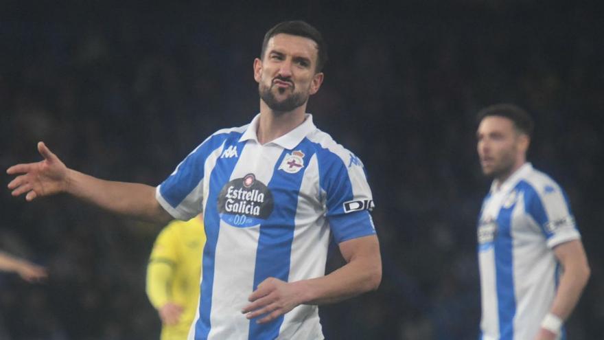 Pablo Martínez se lamenta en un lance del partido ante el Almería. | Carlos Pardellas