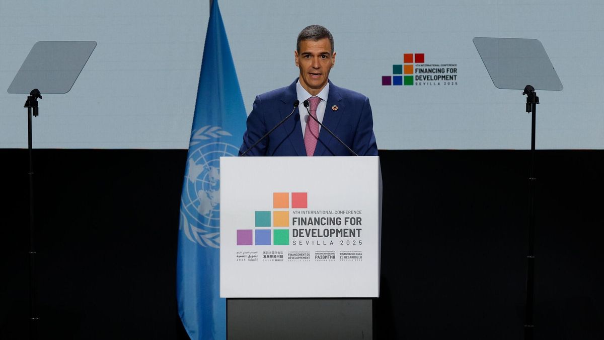 SEVILLA, 30/06/2025.- El presidente del Gobierno, Pedro Sánchez interviene en la IV Conferencia Internacional de la ONU sobre Financiación para el Desarrollo, este lunes en Sevilla. Unos setenta jefes de Estado o de Gobierno se reúnen desde hoy y hasta el próximo jueves en este encuentro que aspira movilizar más recursos en cooperación y reafirmar el compromiso con el multilateralismo. EFE/UN Photo/Mariscal/SOLO USO EDITORIAL/SOLO DISPONIBLE PARA ILUSTRAR LA NOTICIA QUE ACOMPAÑA (CRÉDITO OBLIGATORIO)