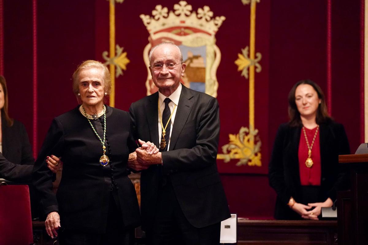 María Victoria Atencia recibe la medalla de la ciudad y el título de Hija Predilecta de Málaga.