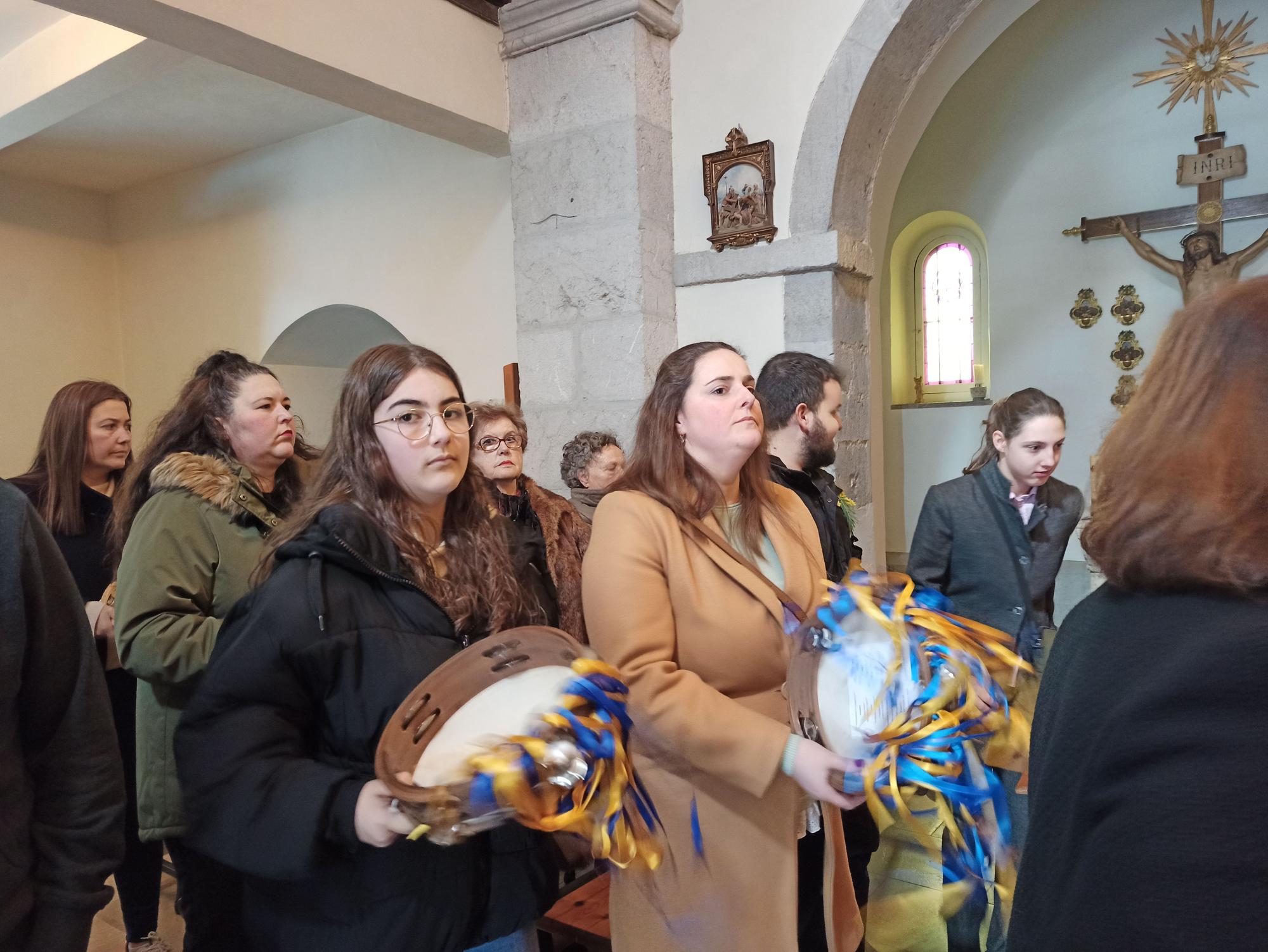 En Posada de Llanes, los panes del ramu vuelan por La Candelaria: "Hay que andar rápido"