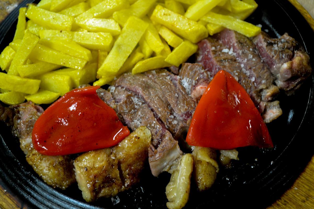 Entrecot a la parrilla, con pimientos y patatas, uno de sus platos estrella.