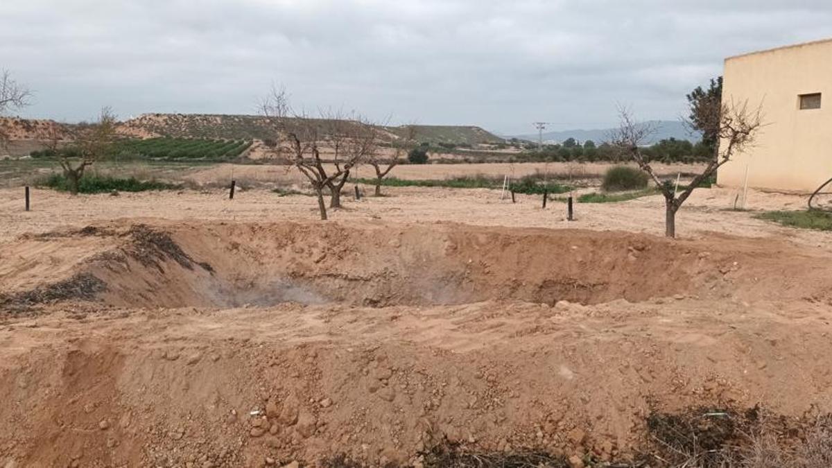 Una finca agrícola en Murcia con agujeros en la tierra para quemar restos de podas.