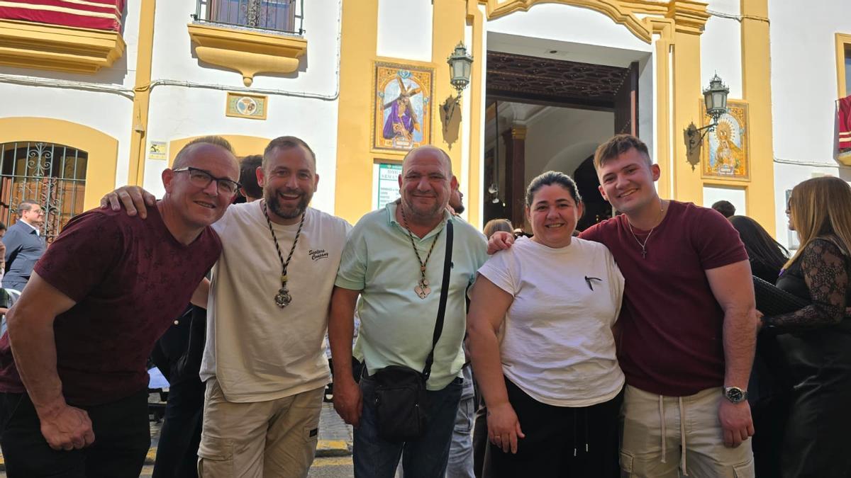 Algunos de los primeros devotos en llegar a la calle Pureza horas antes de la salida de la Esperanza de Triana.