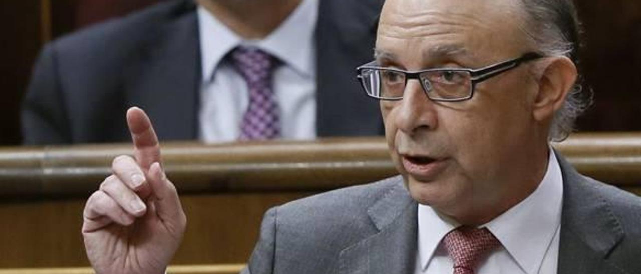 El ministro de Hacienda, Cristóbal Montoro, en una sesión de control al Gobierno.