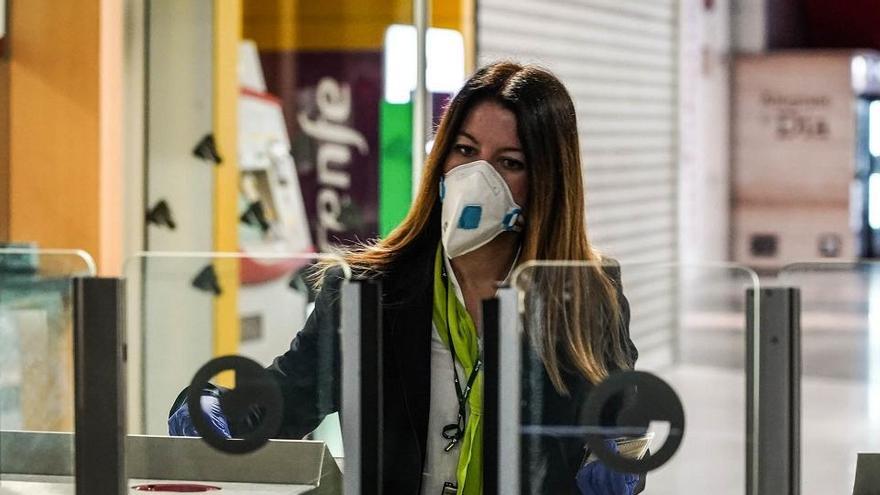 Cada vez son más los ciudadanos que utilizan las mascarillas en sus desplazamientos.