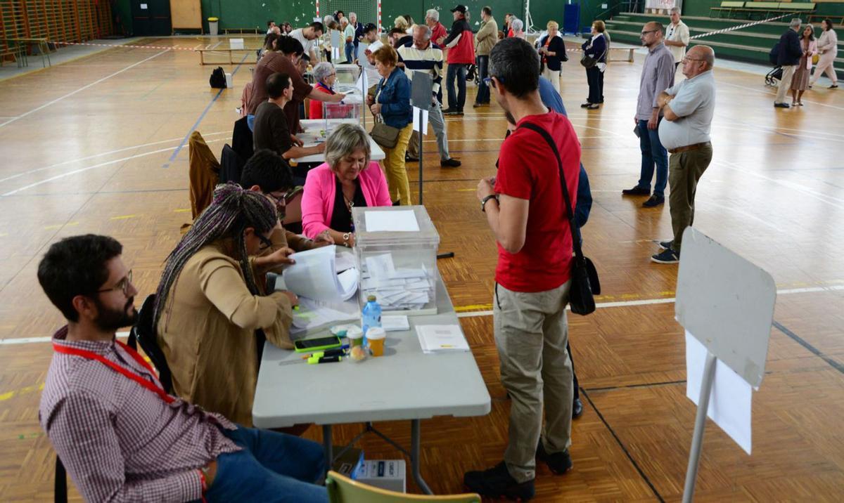 Mesa electoral en el pabellón de Rodeira. |   // GONZALO NÚÑEZ