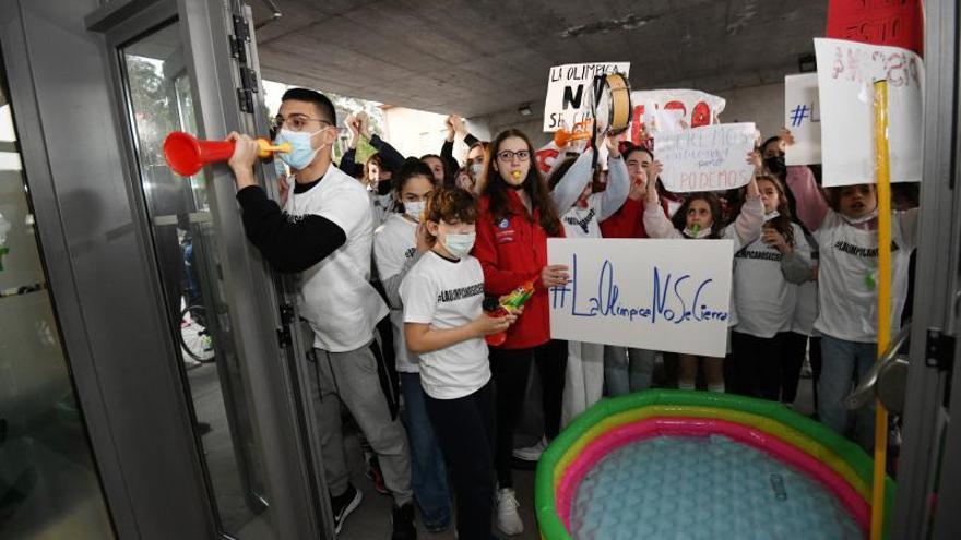 Protestas a las puertas del Complejo Deportivo Rías do Sur de Pontemuíños.