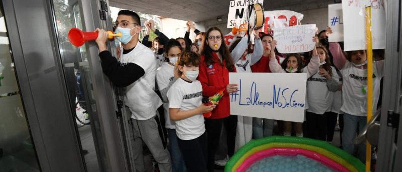 Protestas a las puertas del Complejo Deportivo Rías do Sur de Pontemuíños.