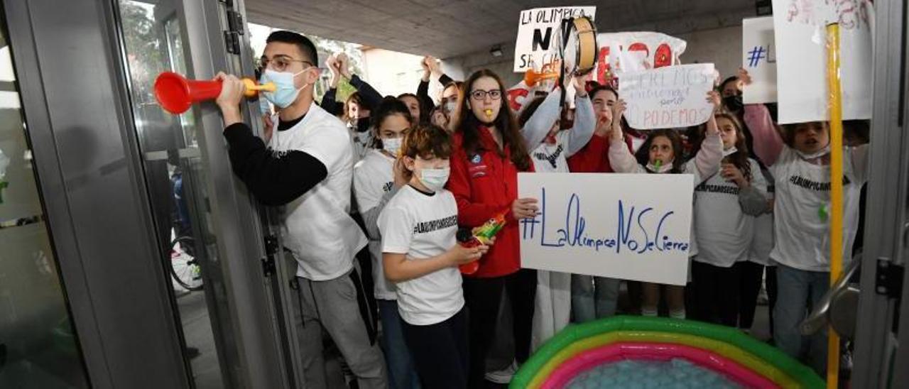 Foto de la protesta ante el cierre de la piscina por parte de los usuarios y clubes deportivos.