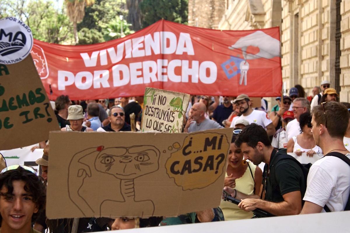 Miles de malagueños recorren las calles del centro de Málaga durante la manifestación del 27J por la vivienda