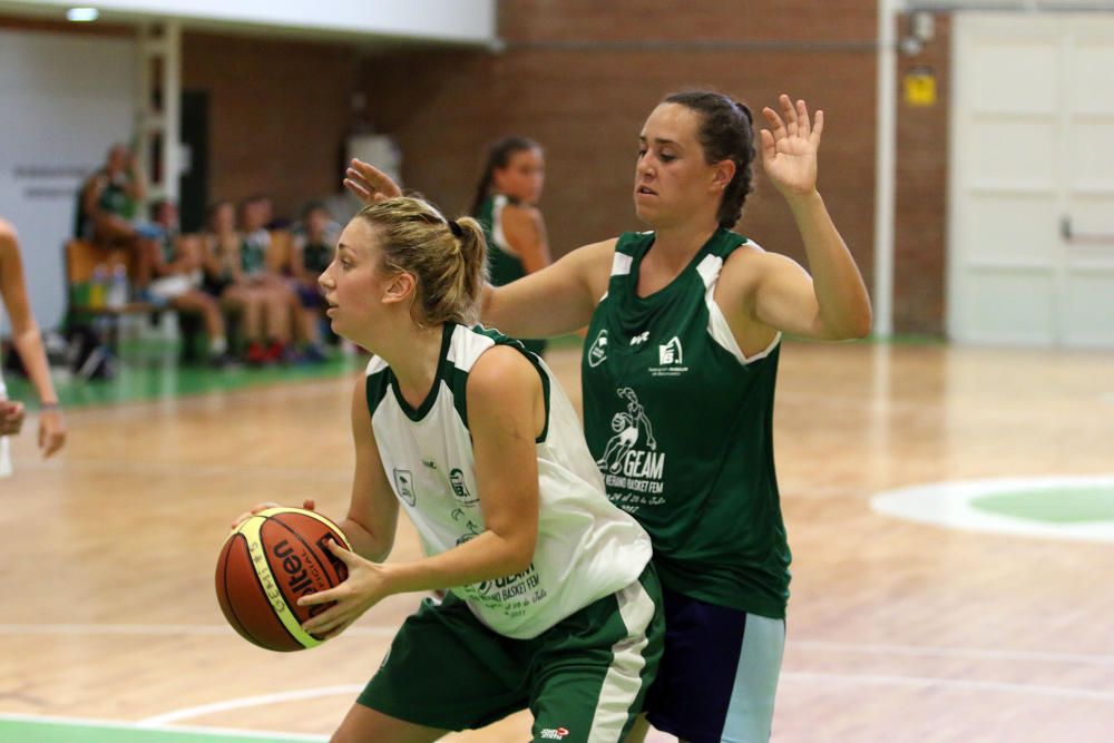 La V edición de la Liga Femenina GEAM arrancó en el Pabellón de Los Guindos de la capital con gran entusiasmo y se prolongará hasta el viernes con más de 200 jugadoras repartidas en 16 equipos