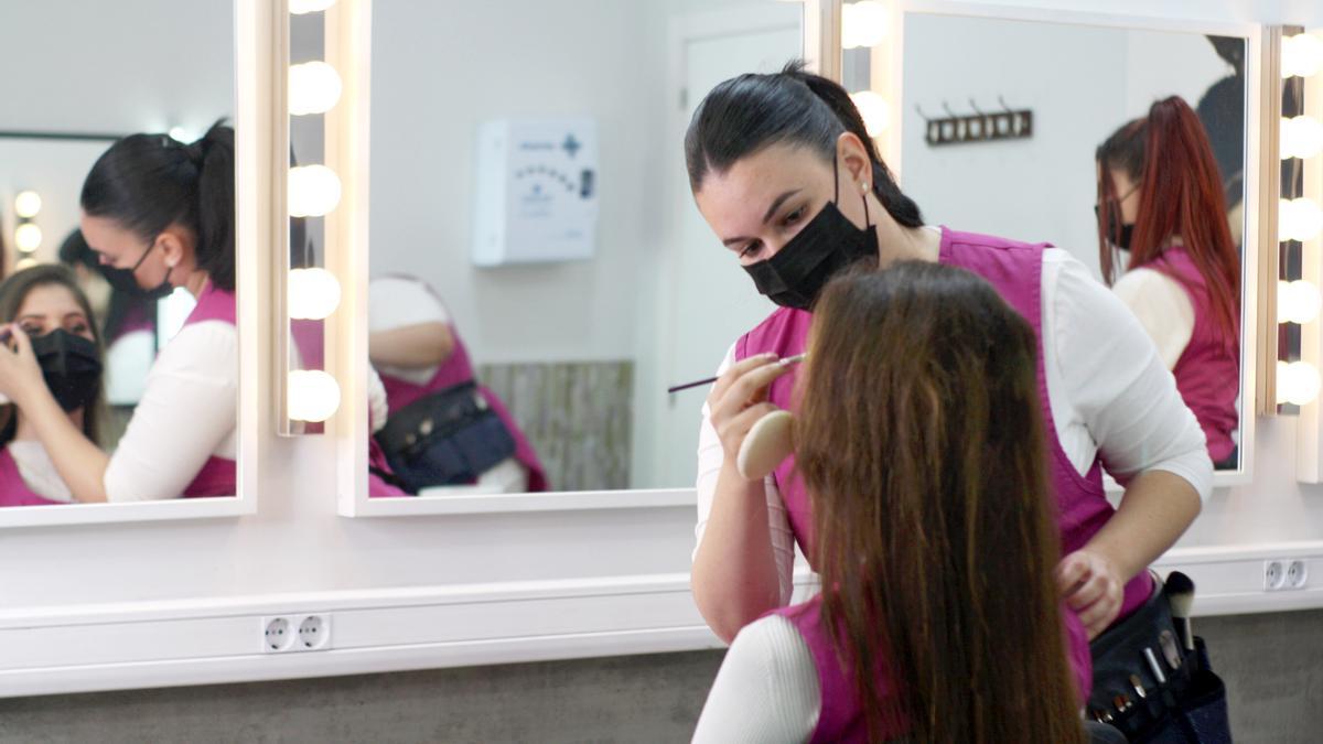 Prácticas de maquillaje en la escuela Nutec.