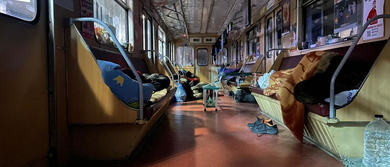 Vagones de metro en Járkov convertidos en refugios de personas desplazadas por la guerra en Ucrania.