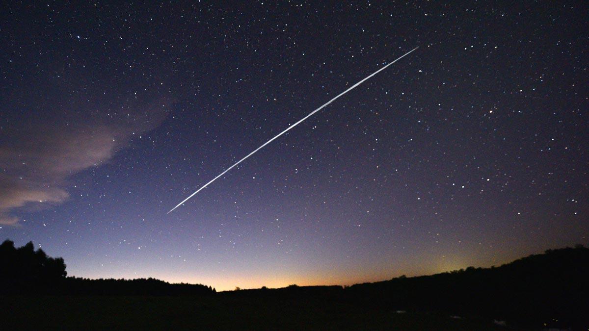 Imagen de larga exposición en la que se ve el satélite Starlink sobrevolando Uruguay