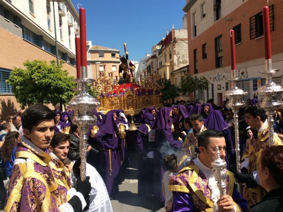 La Hermandad del Jesús Nazareno de los Pasos y María del Rocío Coronada abre los cortejos del día desde el entorno de la plaza de la Victoria