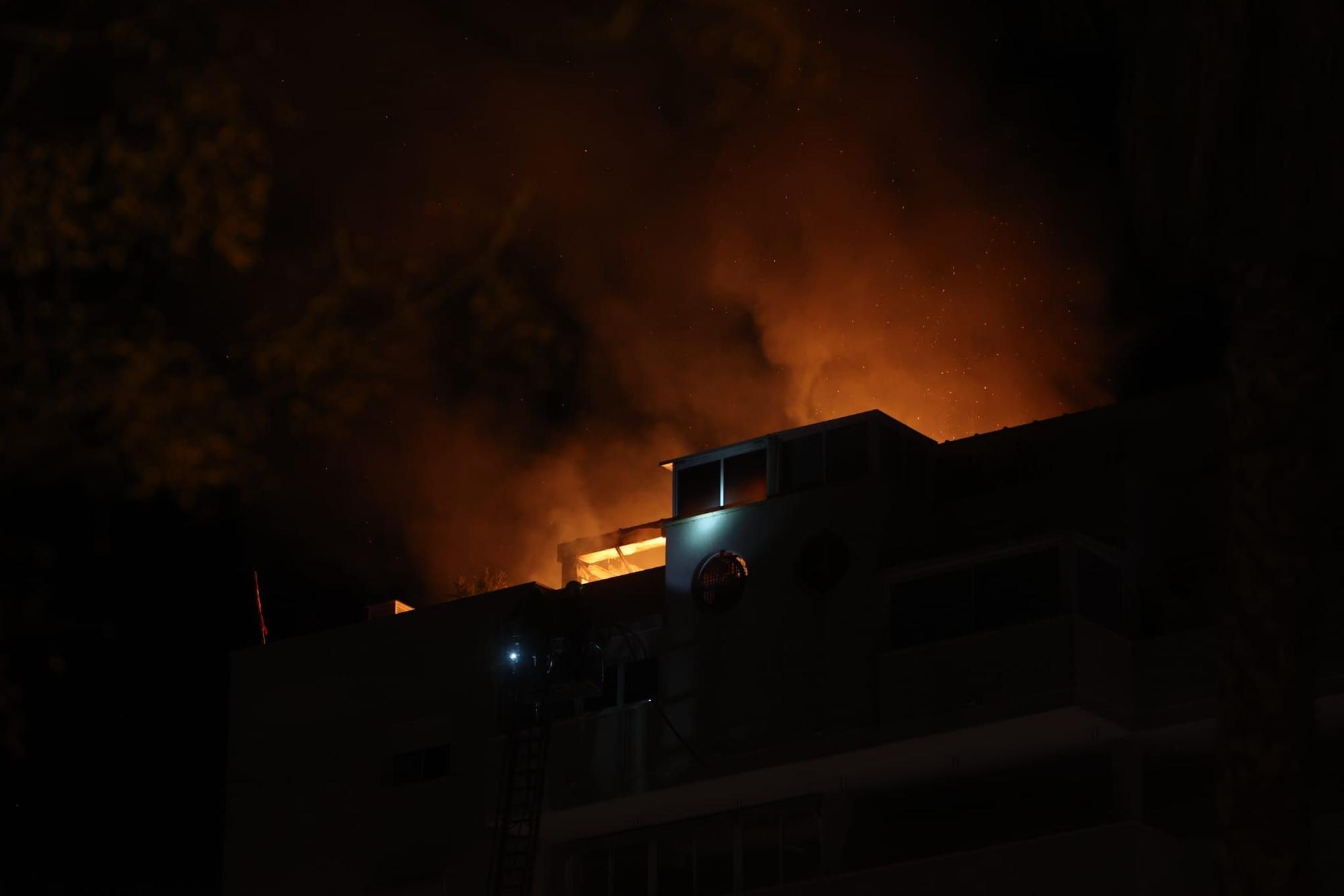 Aparatoso incendio en un piso de Playa de San Juan en Alicante