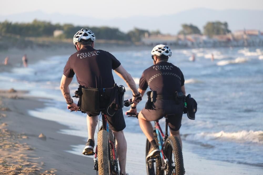 Los agentes ha desalojado las playas de Elche en la Noche de San Juan.