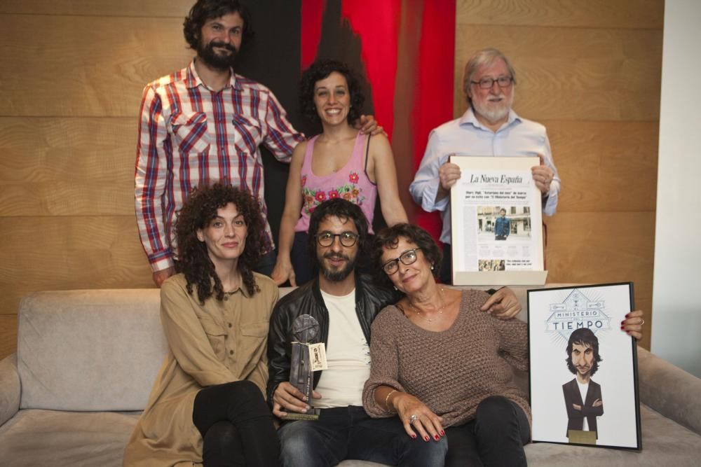 Entrega del premio Asturiano del Mes a Marc Vigil, director de la serie el 'Ministerio del tiempo'