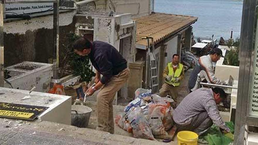 Trabajadores asiáticos, este domingo, en Santa Ponça: en algunas obras no hay convenio ni festivos .