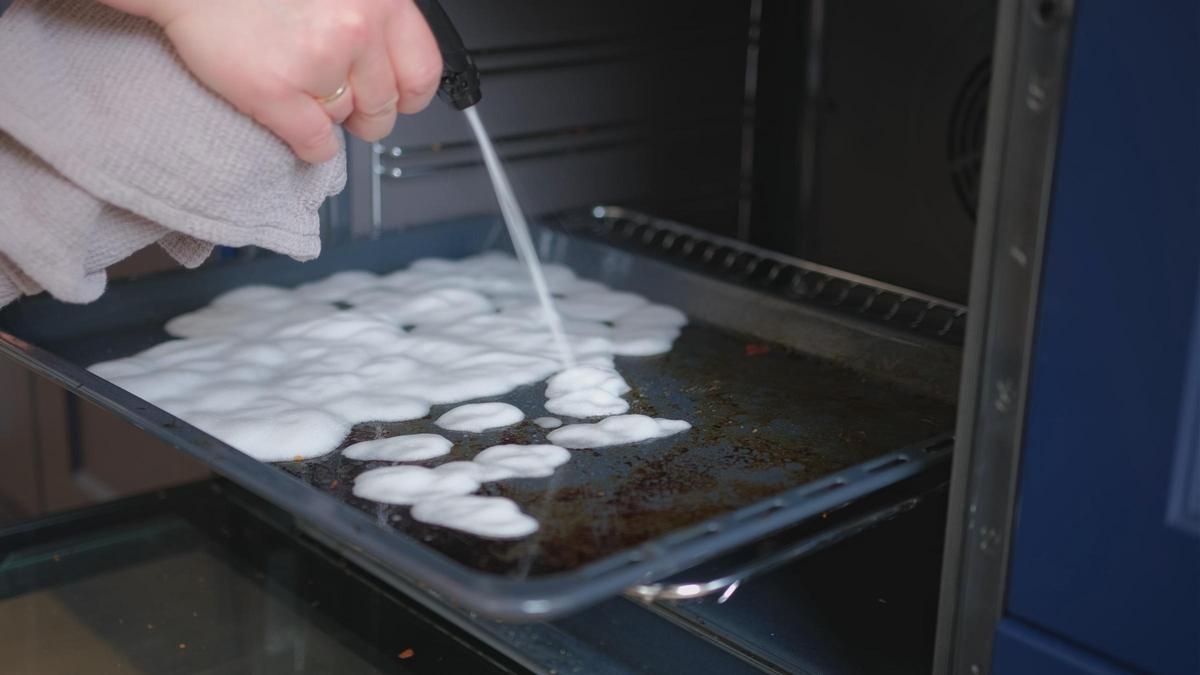 El truco infalible para dejar el horno limpio.