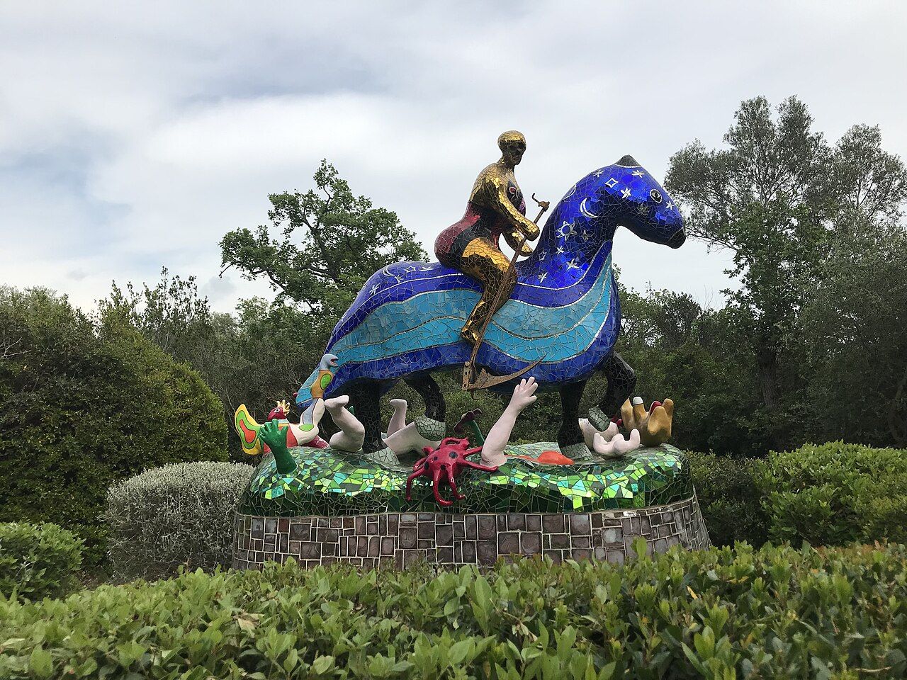 Las esculturas del jardín están recubiertas con mosaicos de espejo en un claro homenaje a Antoni Gaudí