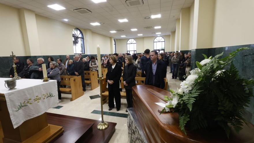 Un momento de la despedida a Manuel Monteserín en el tanatorio de Avilés. En primera fila, sus hijas Mariví, alcaldesa de Avilés, y Ángeles.  | MIKI LÓPEZ