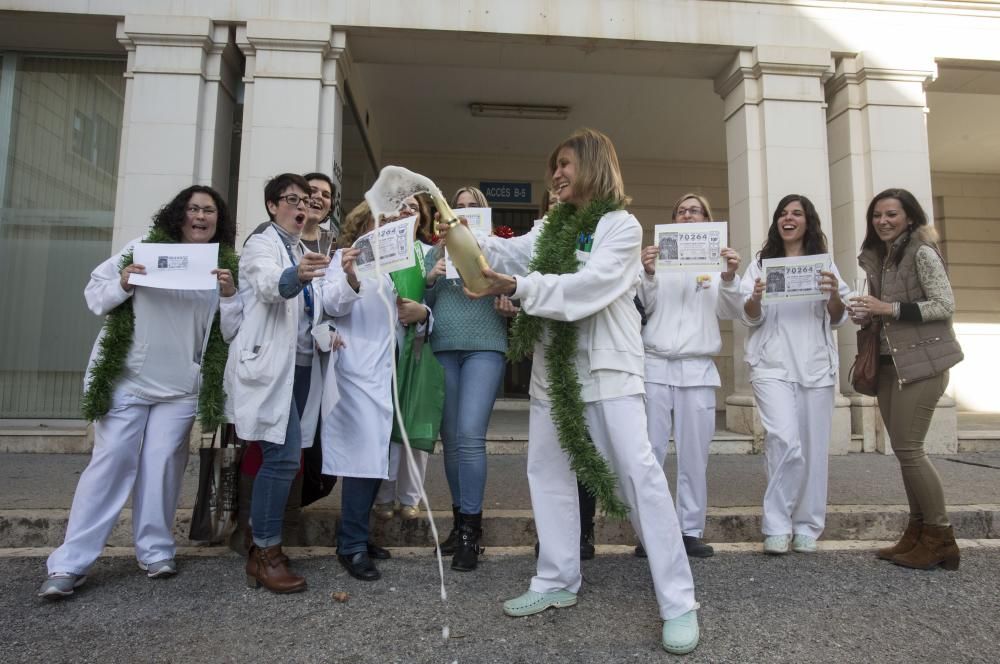 Personal del departamento de oftalmología del Hospital General de Valencia celebra su quinto premio en el sorteo de lotería de navidad