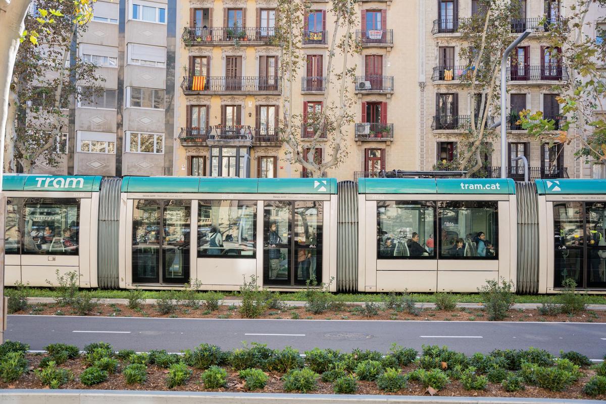 El tranvía se estrena entre Glòries y Verdaguer entre expectación vecinal y sin acto político