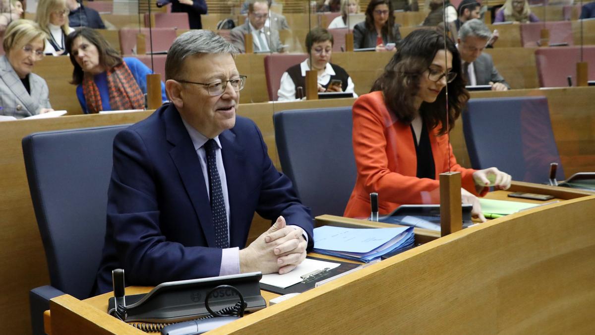 Ximo Puig y Aitana Mas, durante el primer pleno de las Cortes del año.