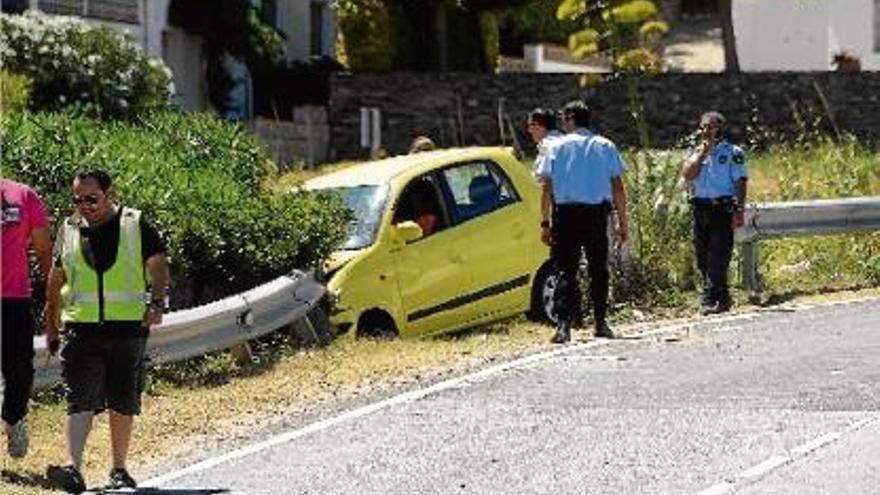 El vehicle implicat en l&#039;accident després d&#039;envestir la víctima, que hauria quedat a sota.