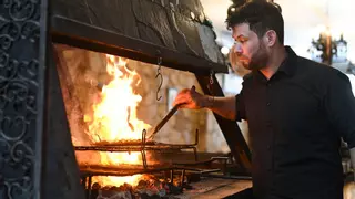 El Torico, el mesón de Zaragoza que triunfa con su brasa en medio del salón