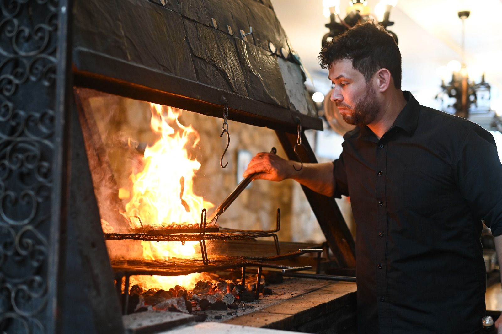 En imágenes | El Torico, el mesón de Zaragoza que triunfa con su brasa en medio del salón