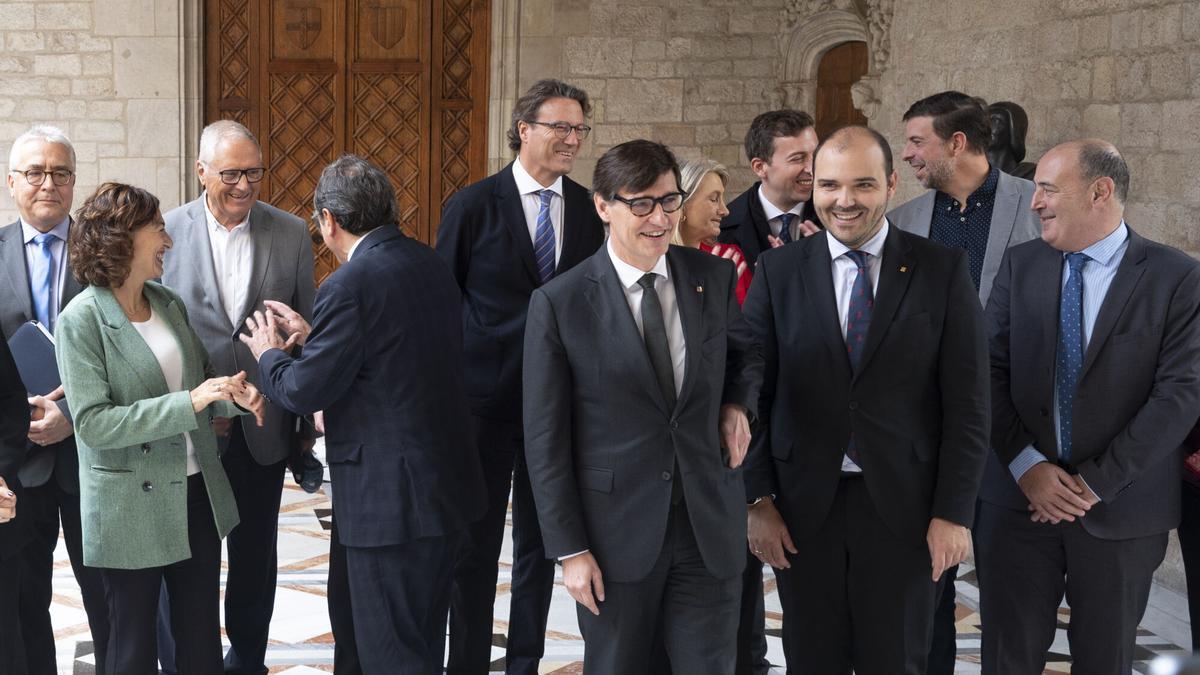 El president de la Generalitat, Salvador Illa, encabezando el acto de entrega del documento de conclusiones de los expertos para reformar la administración pública